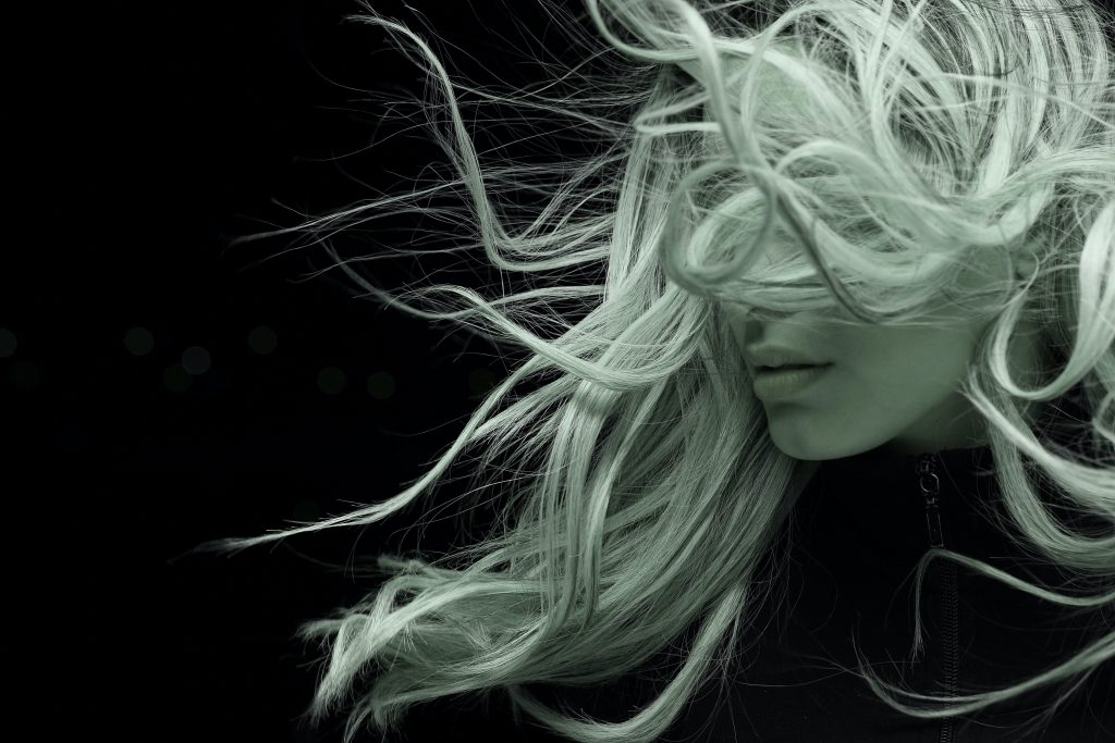 Chica rubia con pelo largo