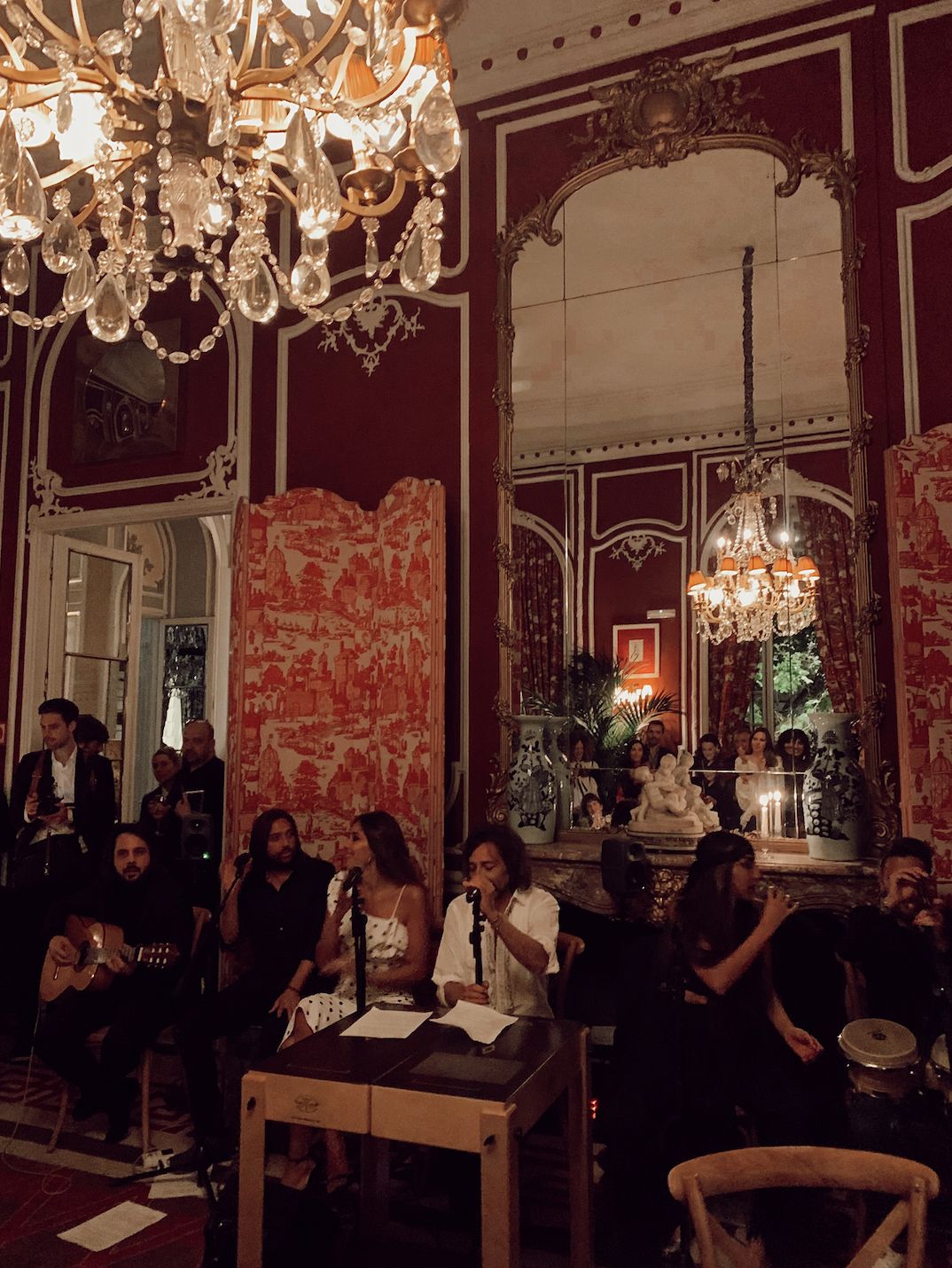 La familia Carmona cantando en el Palacio de Santo Mauro