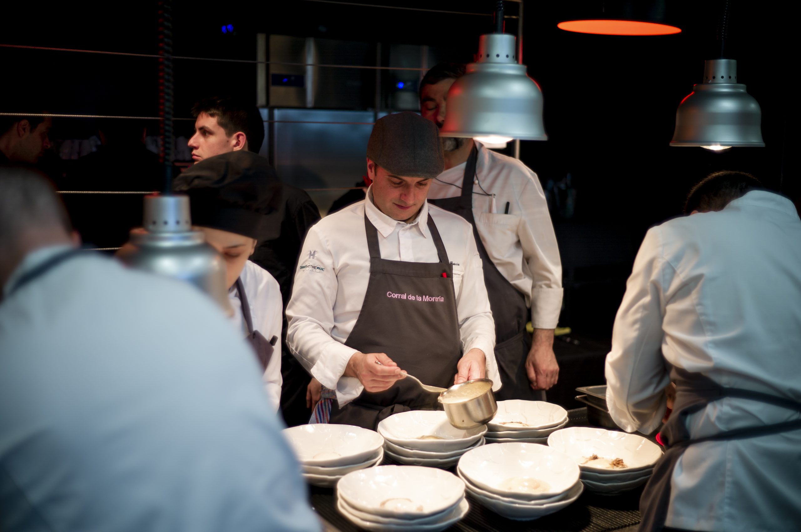 David Garc&iacute;a en la cocina de El Corral de la Morer&iacute;a
