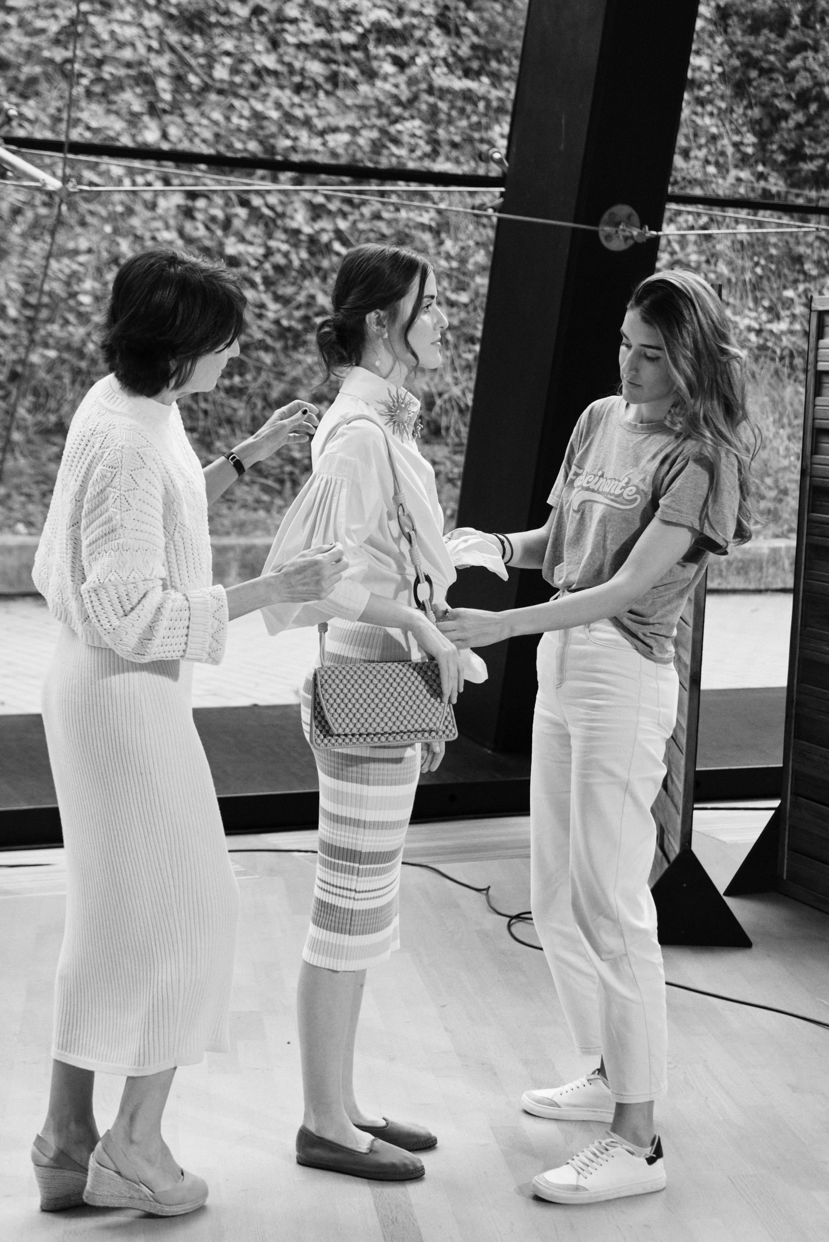 Margarita Ruyra de Andrade y Valentina Su&aacute;rez-Zuloaga vistiendo a una modelo