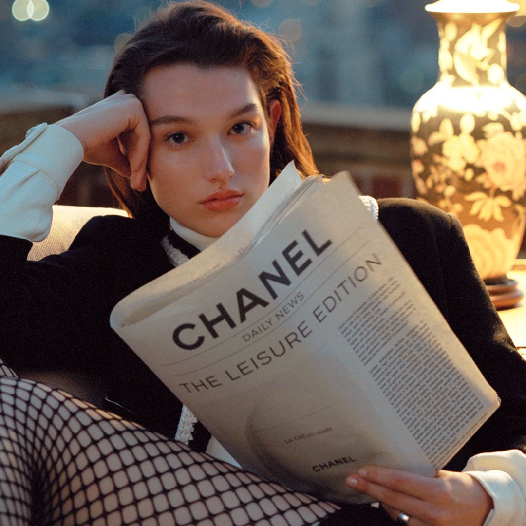 Modelo de Chanel con periódico