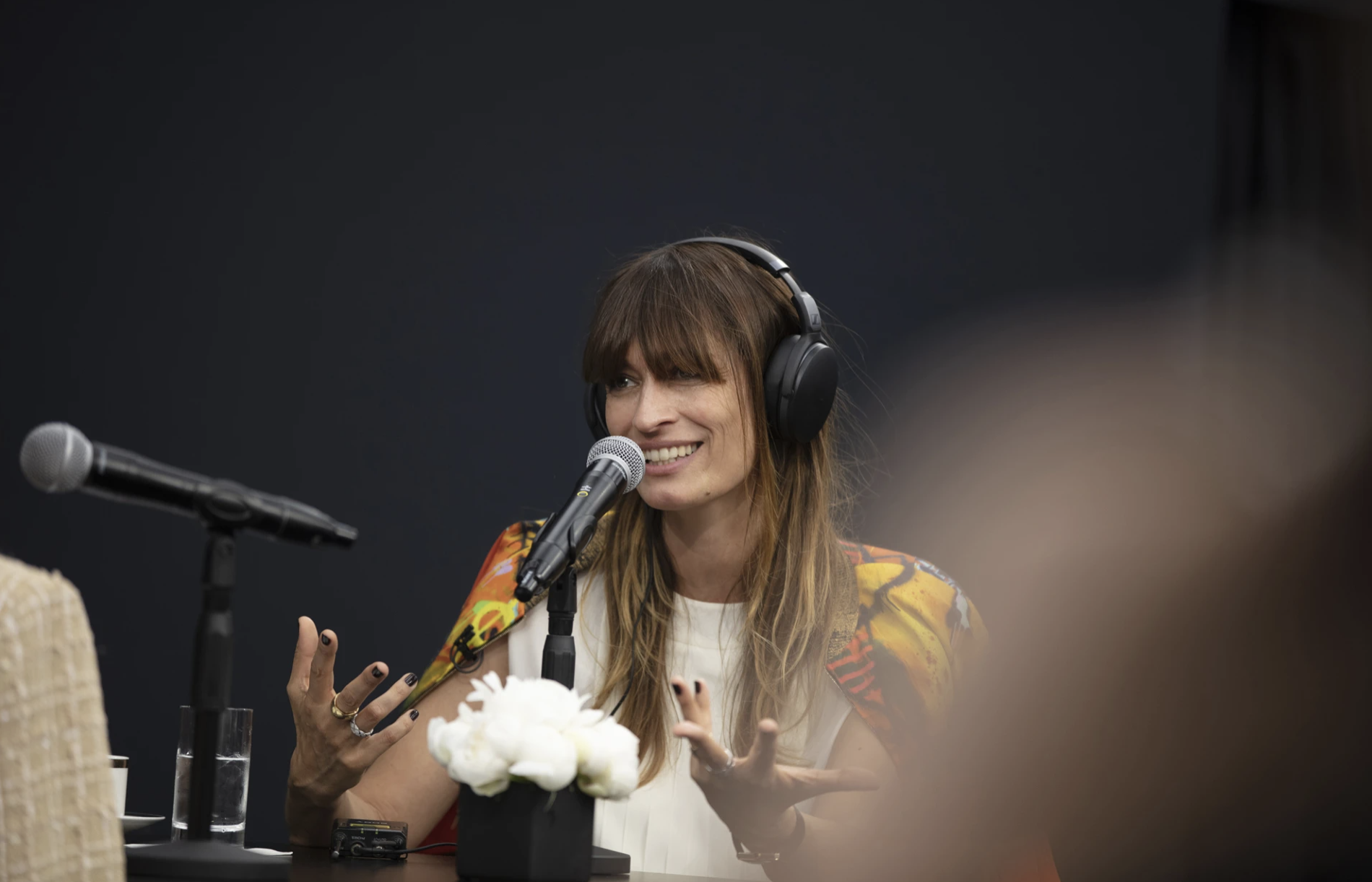 Caroline de Maigret en un podcast antiguo de Chanel
