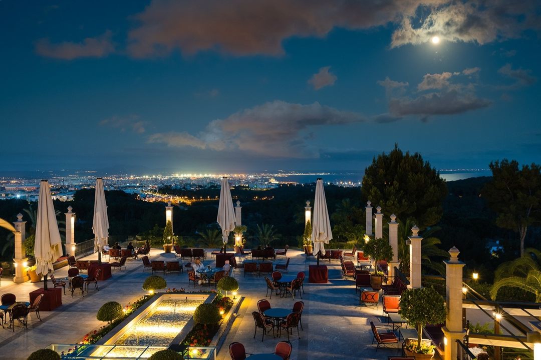 La terraza de Son Vida de noche