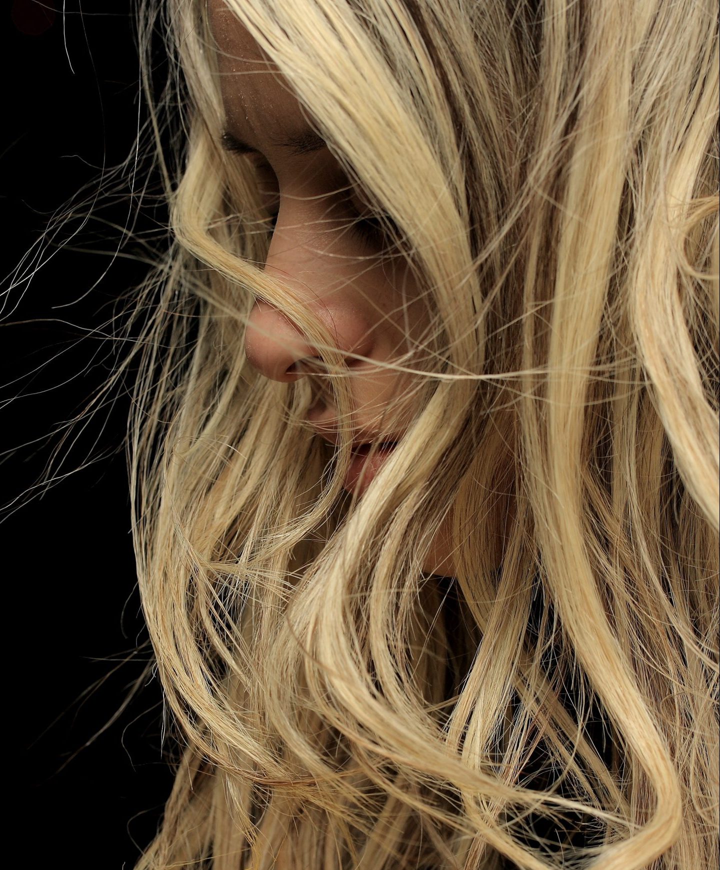 Chica rubia con cabello fino