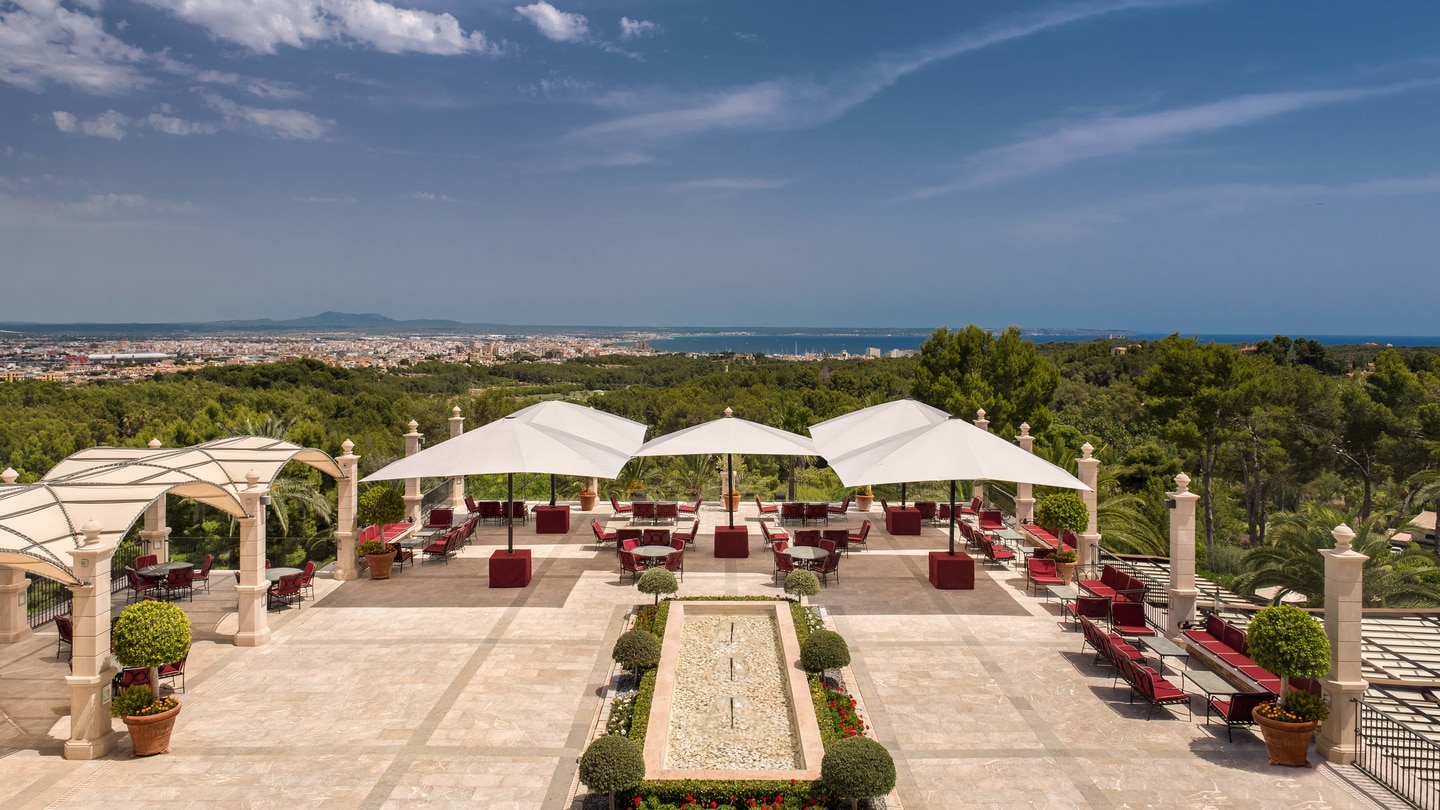 La terraza de Son Vida con vistas a la bah&iacute;a de Palma