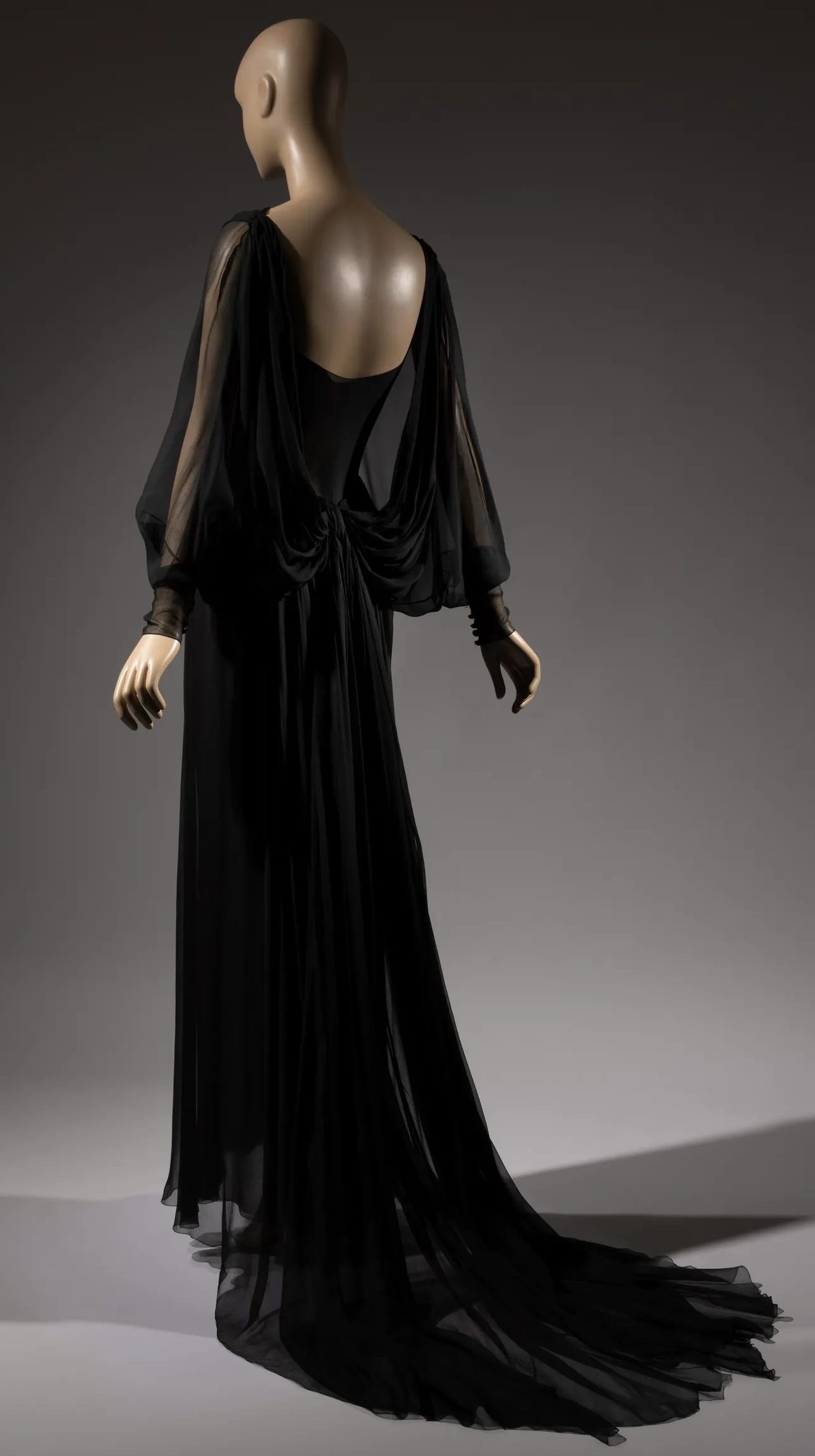 Vestido de chif&oacute;n de seda negra (Marc Bohan).