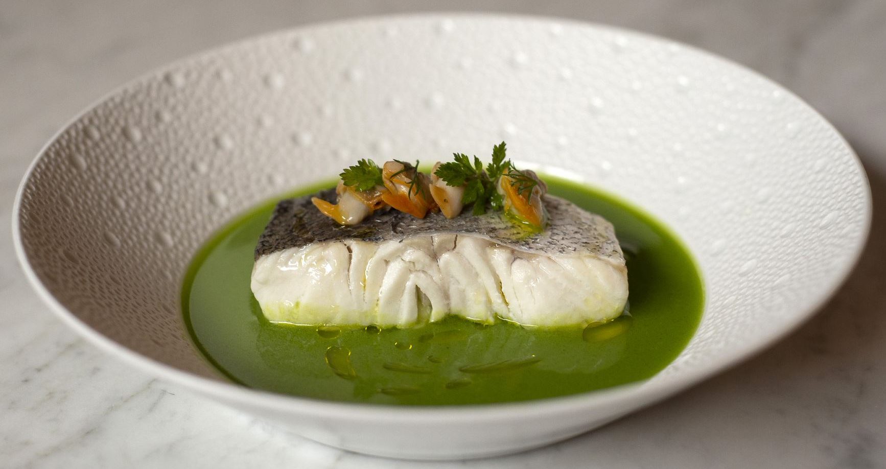 Lomo de merluza en salsa verde de clorofila con berberechos de la ría