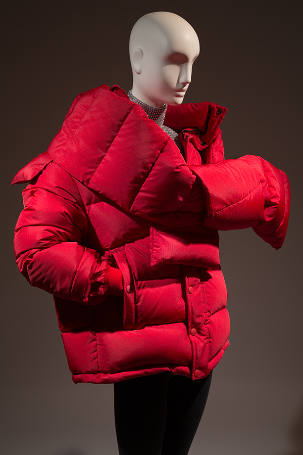 Abrigo acolchado de poli&eacute;ster y plum&oacute;n rojo, capucha, bufanda. (Crist&oacute;bal Balenciaga)