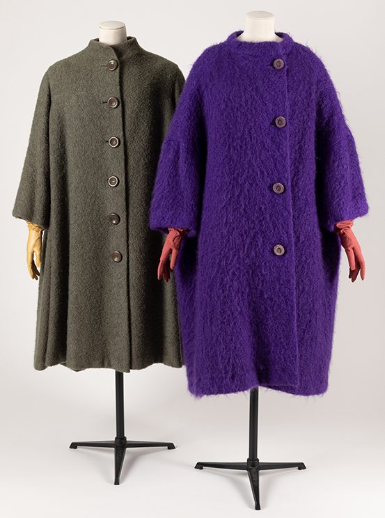 Izq.: Christian Dior, abrigo boucl&eacute; de lana verde oliva. Dch.: Crist&oacute;bal Balenciaga, abrigo de mohair morado.