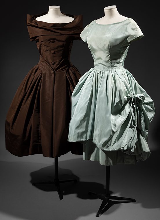 Izq.: Christian Dior, vestido de fiesta en tafet&aacute;n de seda marr&oacute;n. Dch.: Crist&oacute;bal Balenciaga, vestido de fiesta en tafet&aacute;n de seda azul.