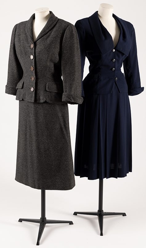 Izq.: Crist&oacute;bal Balenciaga, traje de franela de lana gris. Dch.: Christian Dior, traje de lana azul.