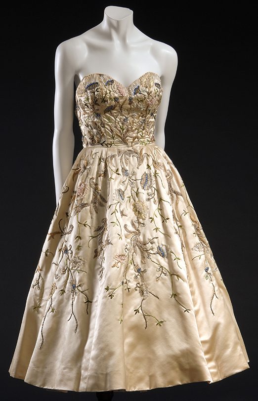 Christian Dior, vestido de noche de sat&eacute;n de seda marfil con bordados de seda y metalizados.