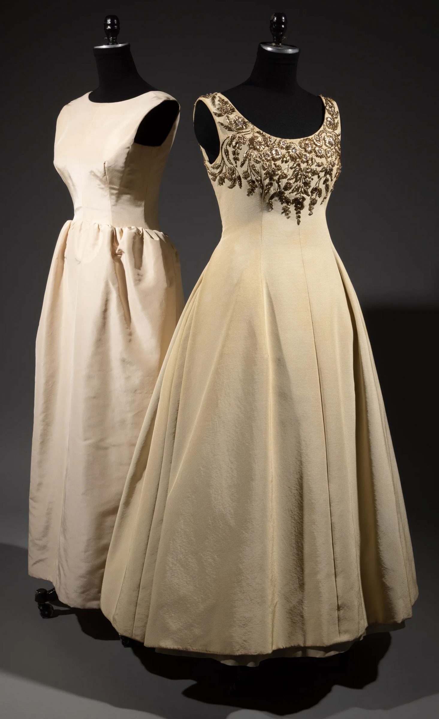 Izq.: Vestido de noche en seda beige de Balenciaga. Dch.: Vestido de noche en seda beige de Dior