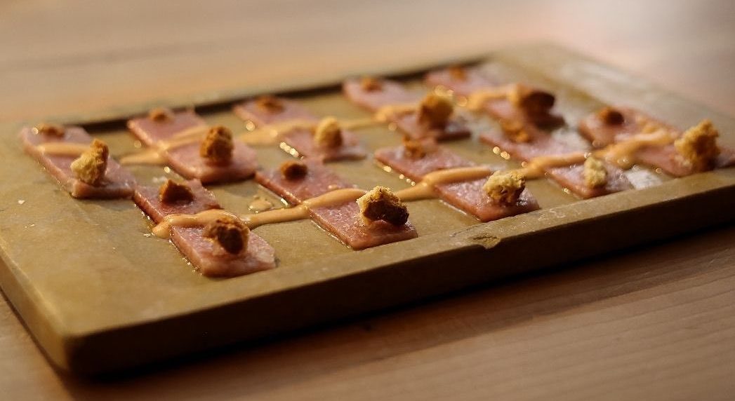 Usuzukuri de toro con salmorejo trufado,soja y pan tostado