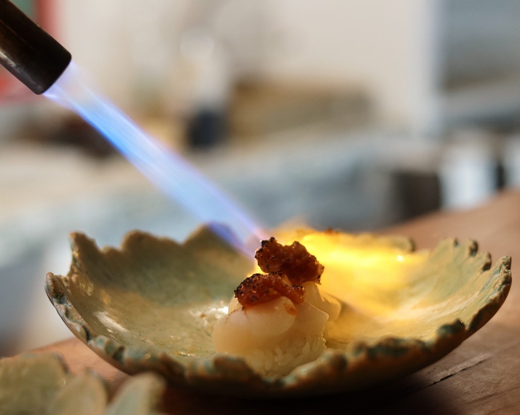 Nigiri de vieira sobrasada y miel de Formentera flambeado