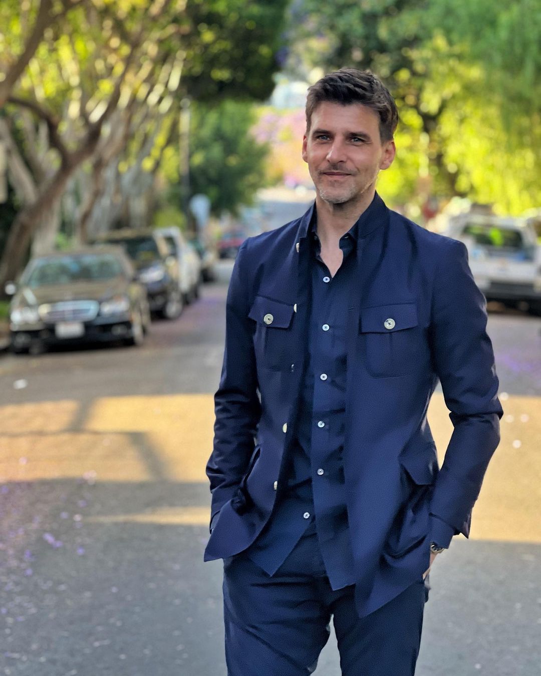 Johannes Huebl con chaqueta de entretiempo