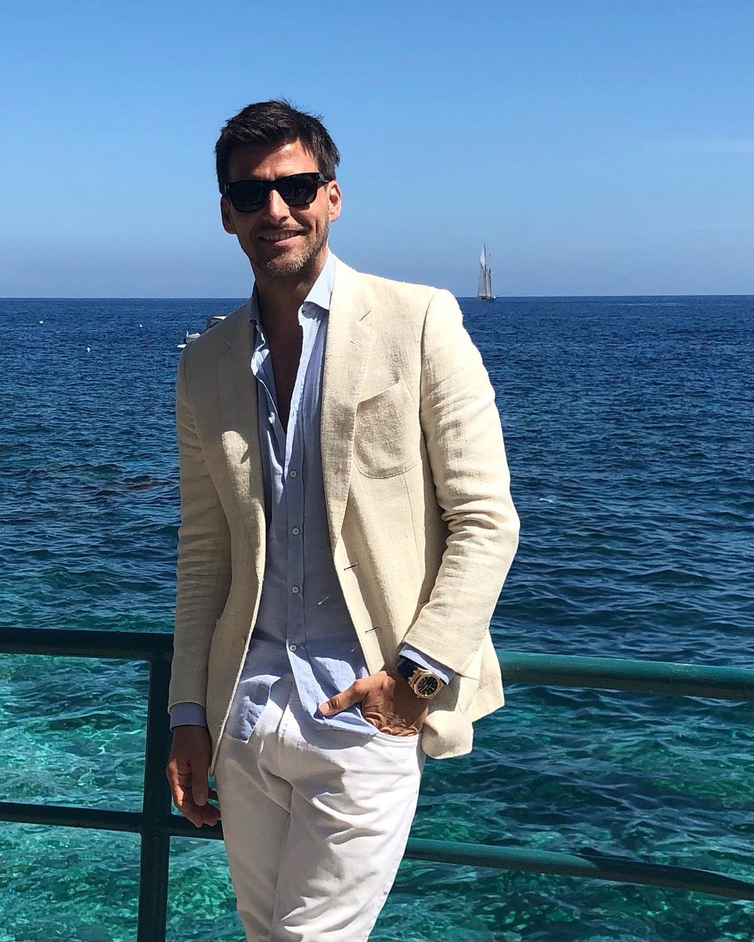 Johannes Huebl con blazer de lino