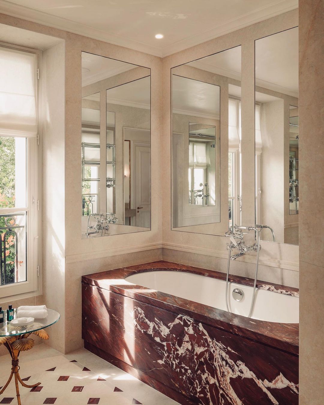 Baño con bañera de mármol