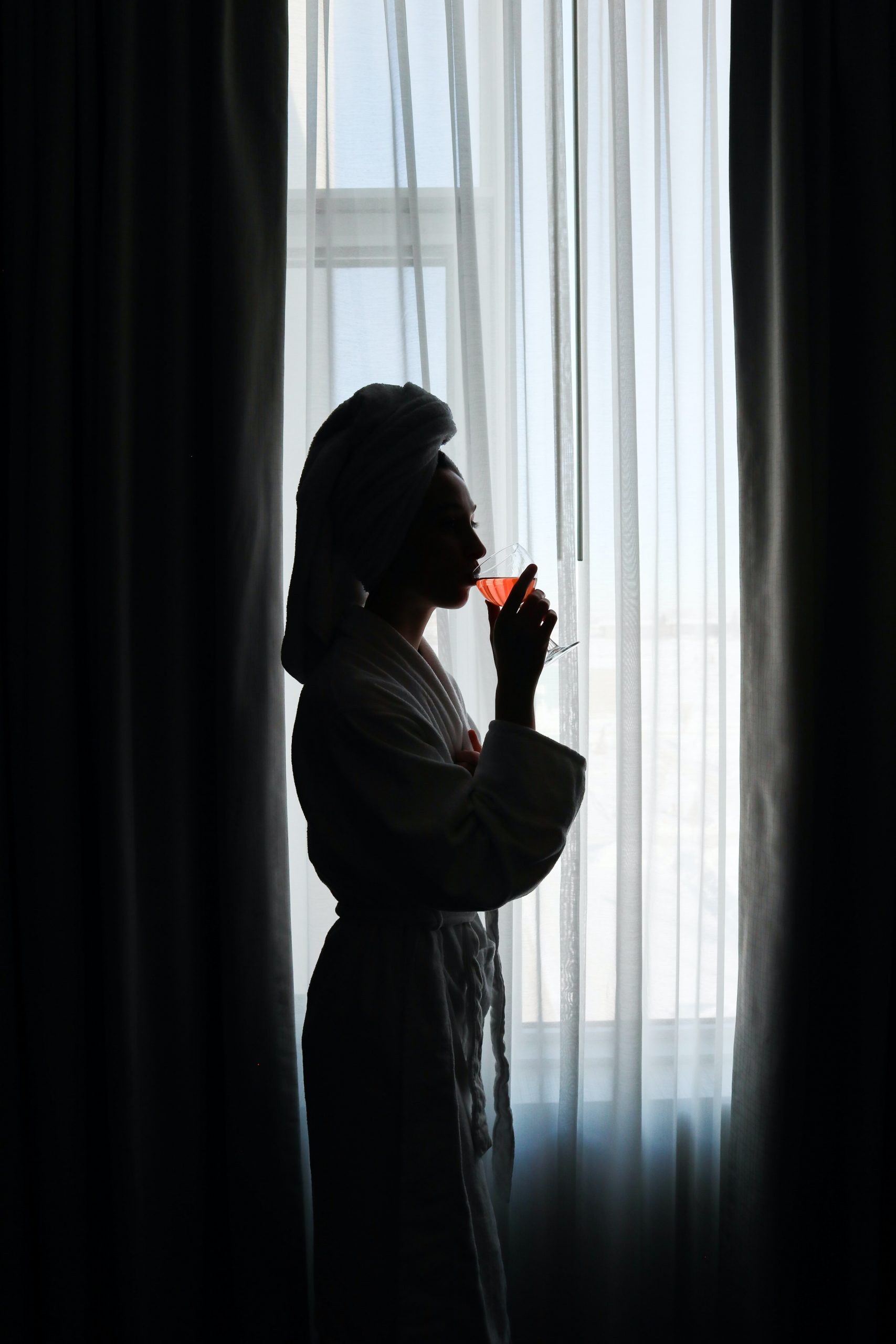 Mujer bebiendo vino después de un tratamiento