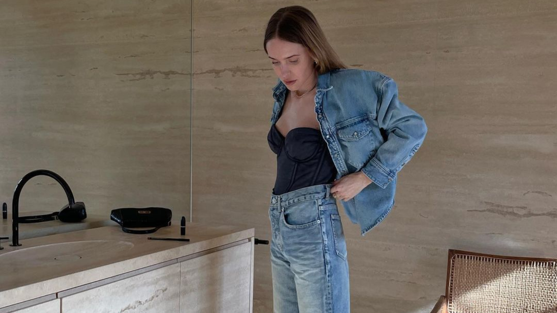 Pernille Teisbaek en su baño de mármol