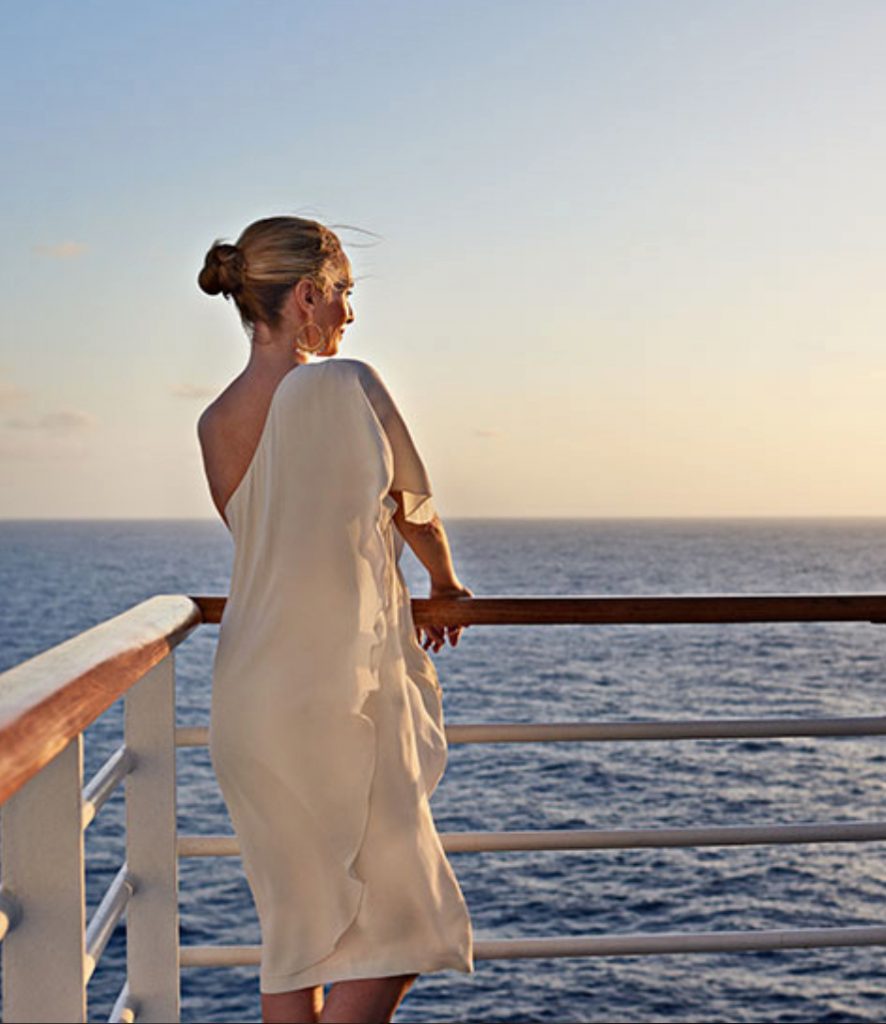 Una chica en una de las cubiertas de un crucero