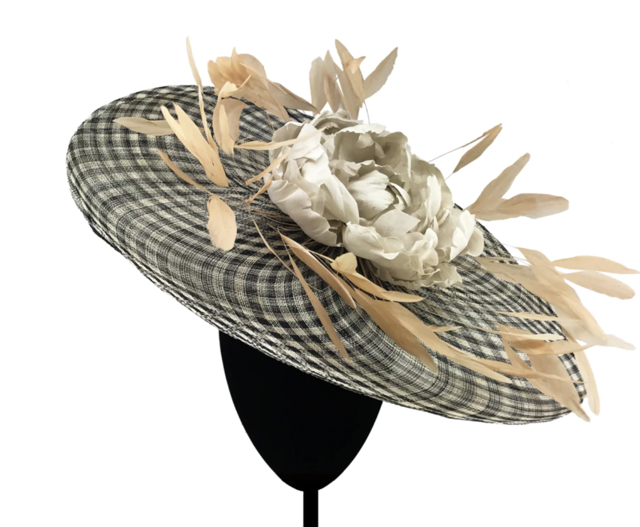 Plato en rafia vichy blanco y negro con flor de tela beige y antenas al tono.