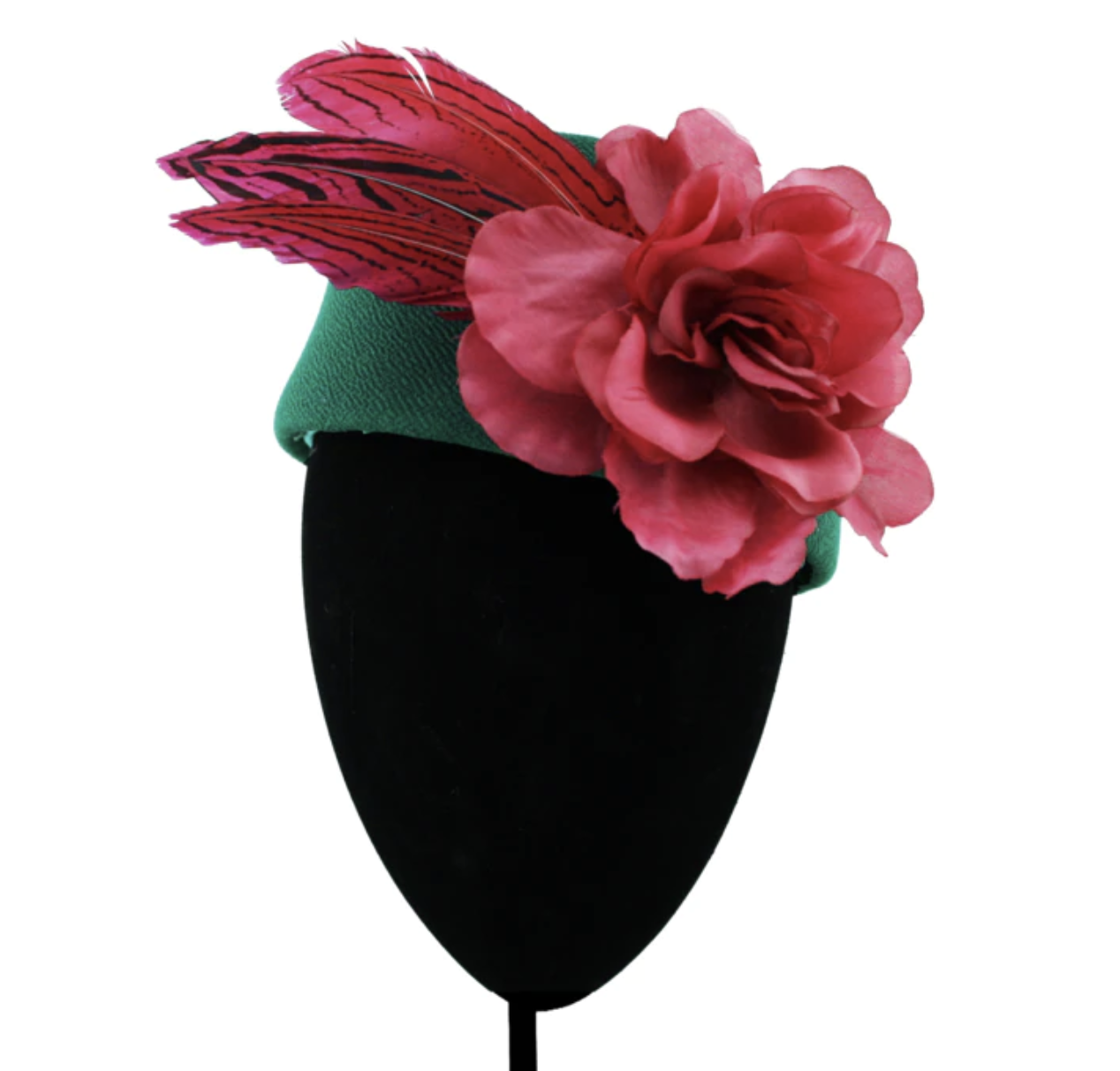 Casquete forrado en tela verde hoja con flor fresa y plumas al tono