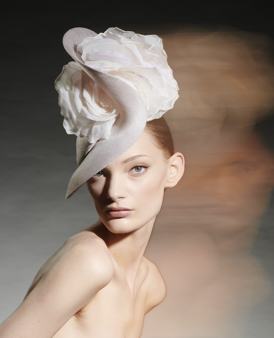 Modelo con tocado de Philip Treacy