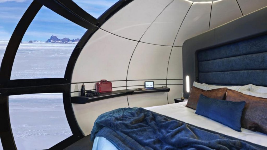 Interior de un cuarto en el campamento premium en la Ant&aacute;rtida, White Desert