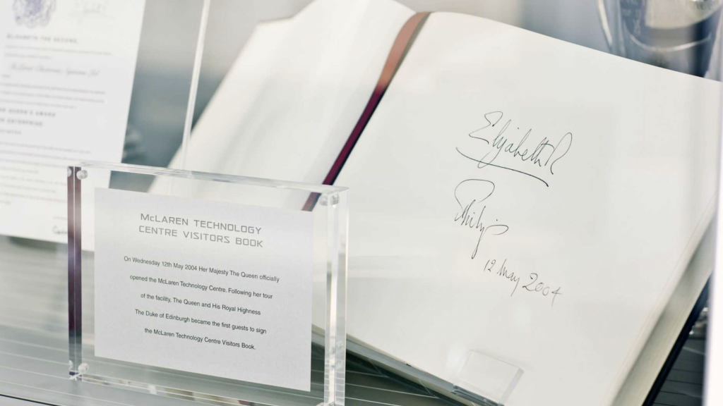 Firma de la Reina Isabel II para McLaren
