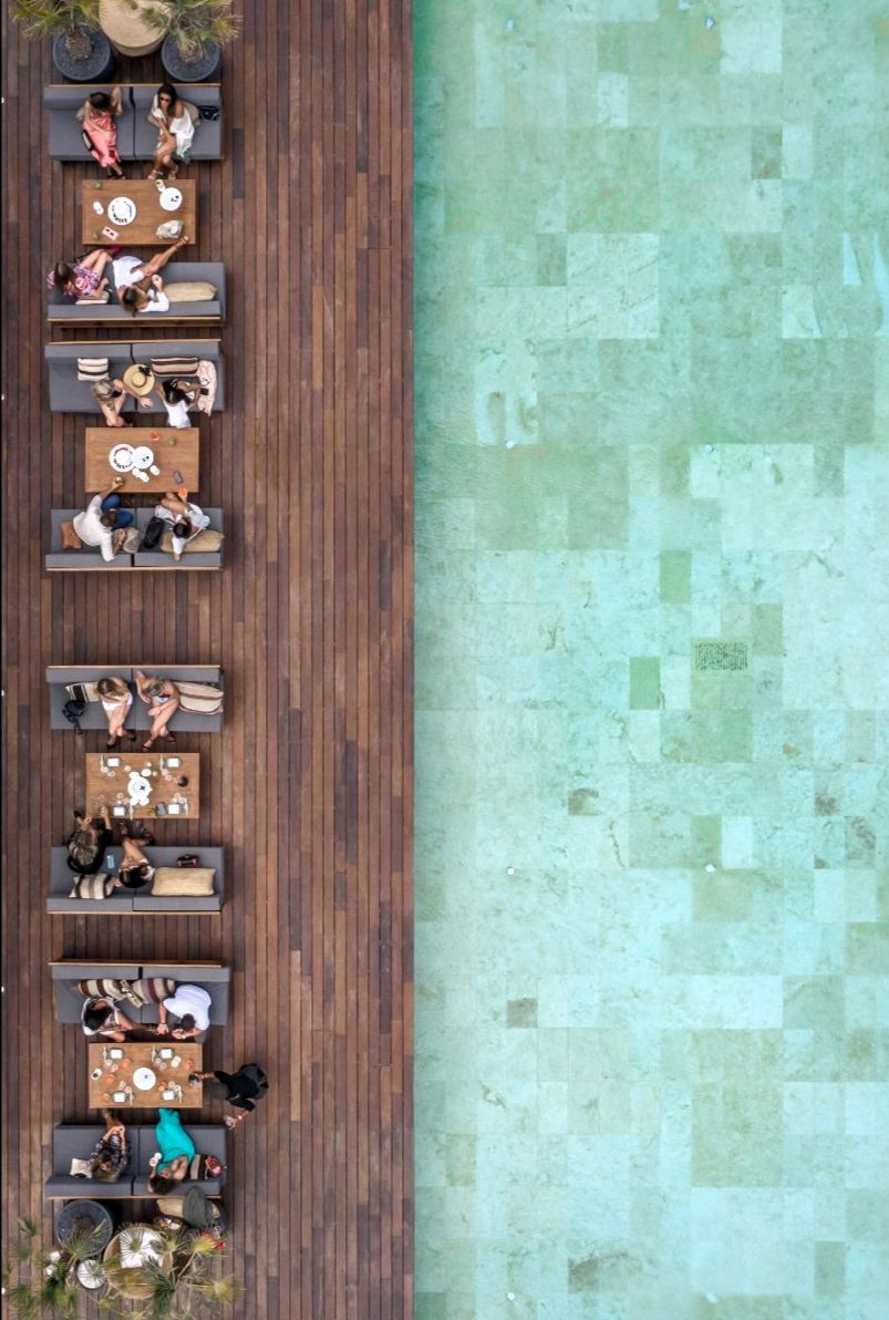 La piscina de OKU Ibiza