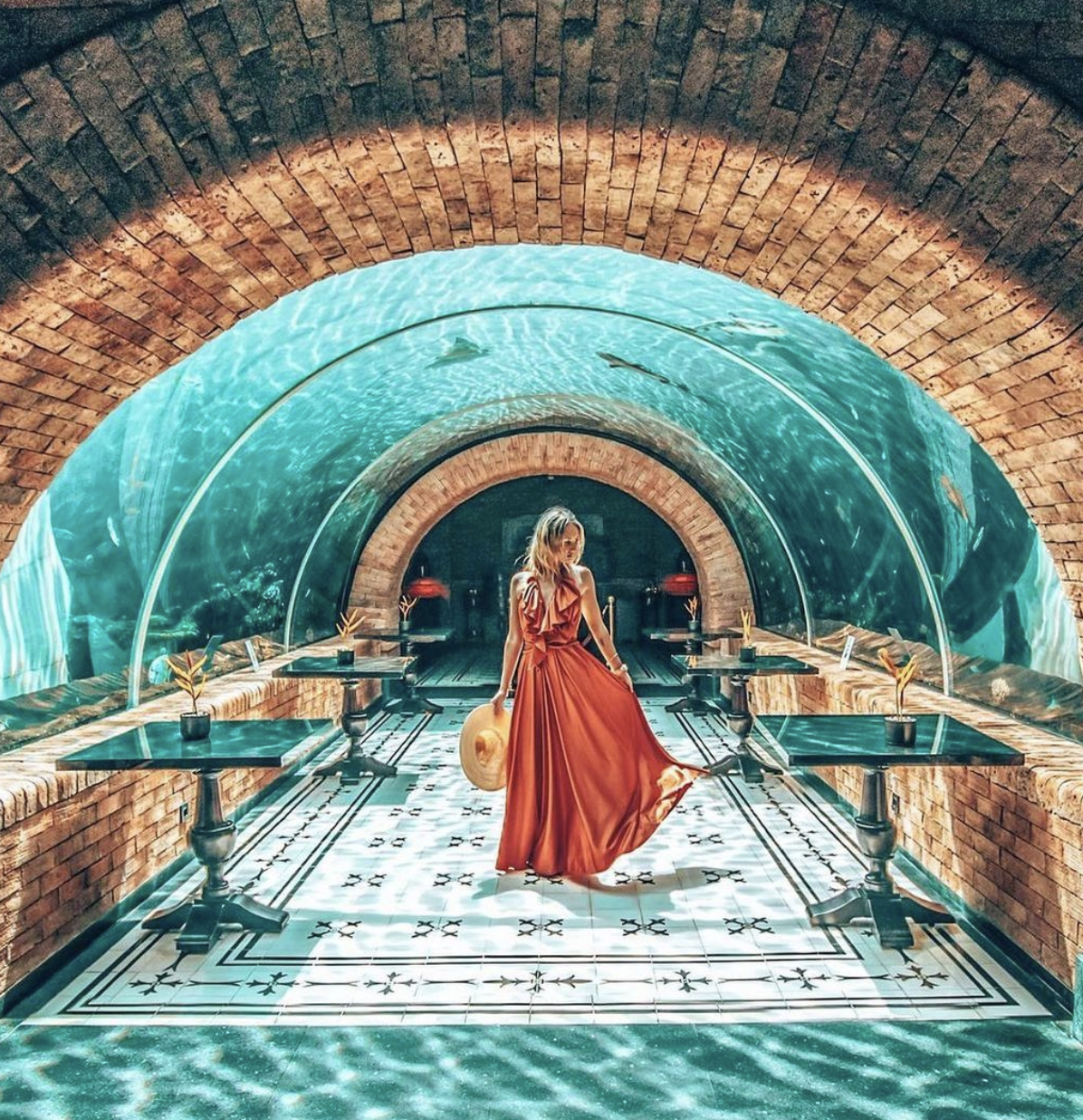 El resort The Apurva Kempinski Bali se encuentra en el impresionante acantilado de Nusa Dua, con espectaculares vistas al Océano Índico. En la parte baja es donde se encuentra el restaurante Koral. La zona más exclusiva es la zona del túnel acrílico pues te hace sentir debajo del agua.