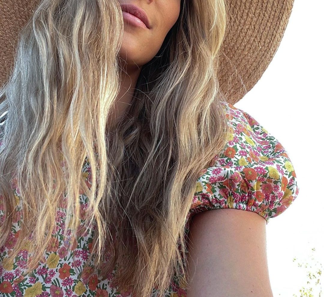 Mar&iacute;a Pombo con su pelo con mechas y sombrero