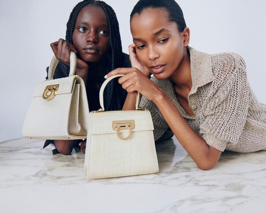 Modelos con bolso Top Handle de Ferragamo