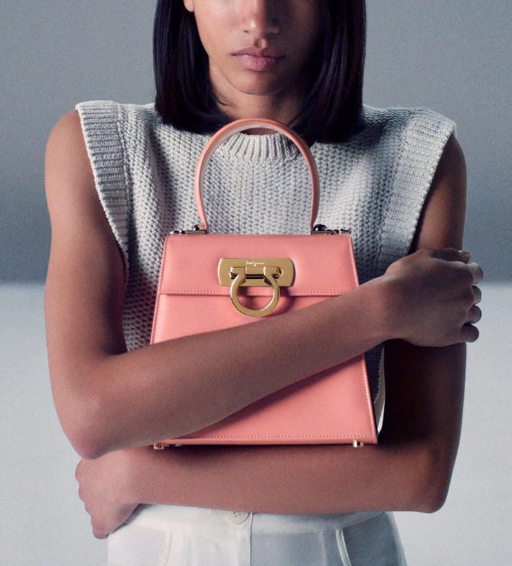 Modelo con bolso Top Handle