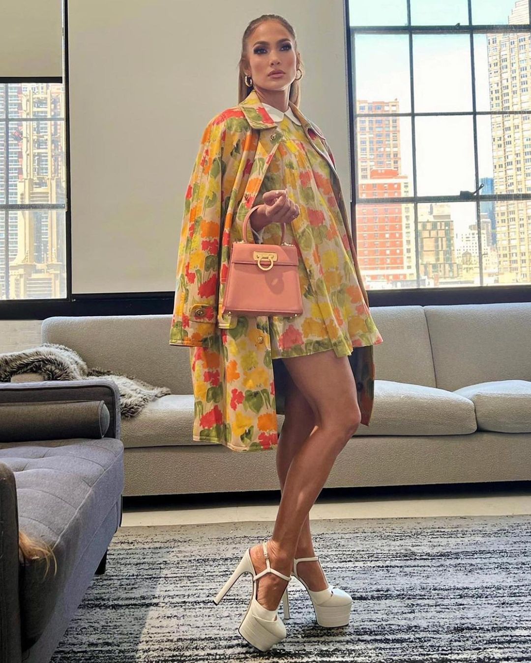Jennifer López con bolso de Ferragamo