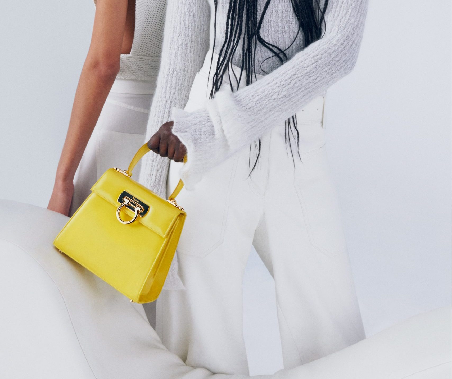 Modelo con bolso Top Handle