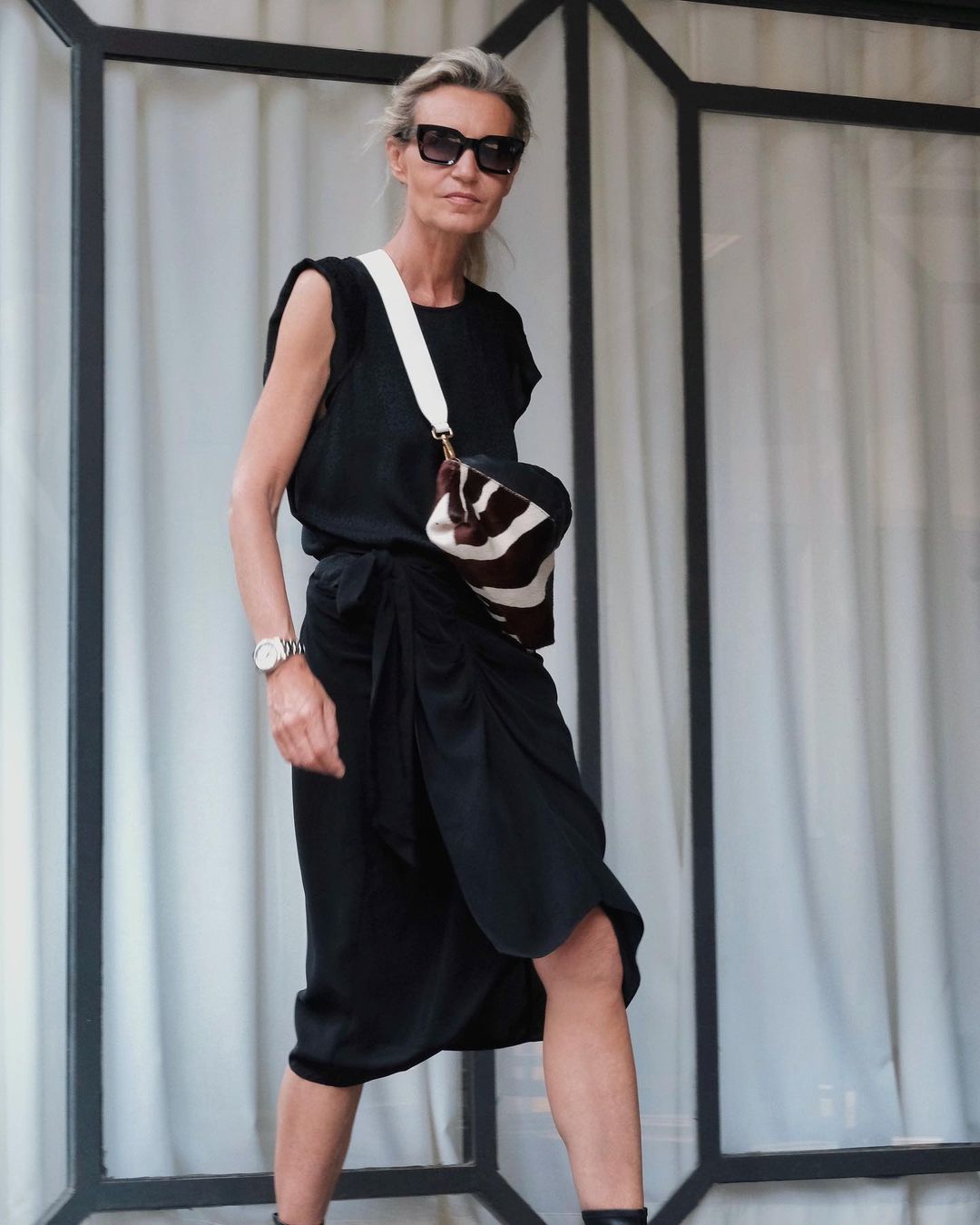 Patrizia Casarini con bolso en blanco y negro
