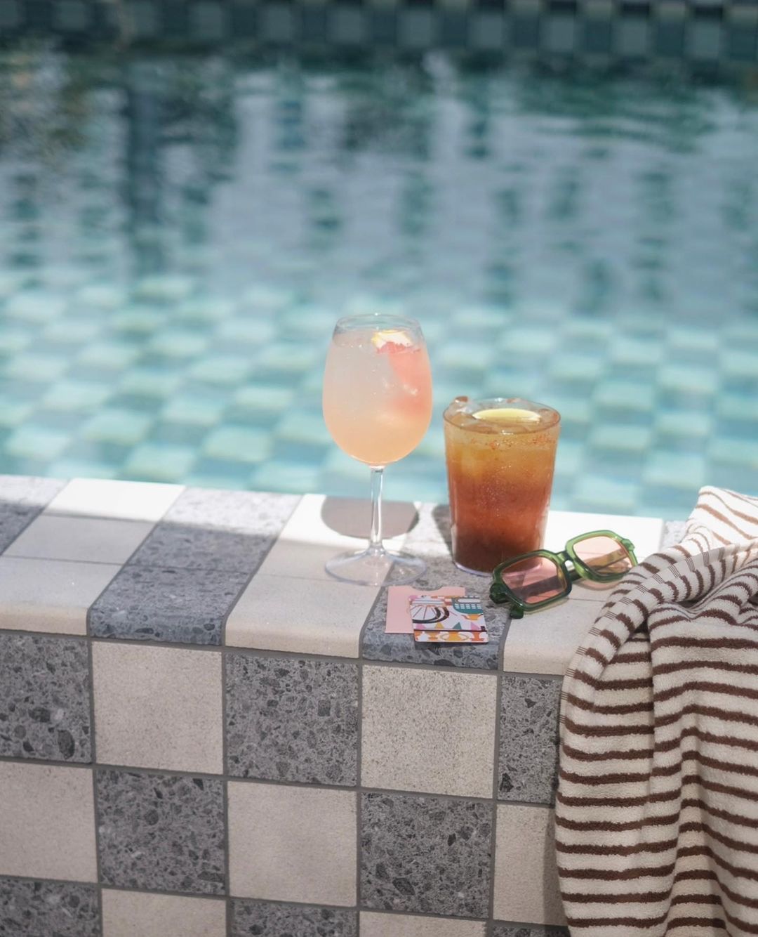 Un rincón de la piscina de Hoxton Poblenou