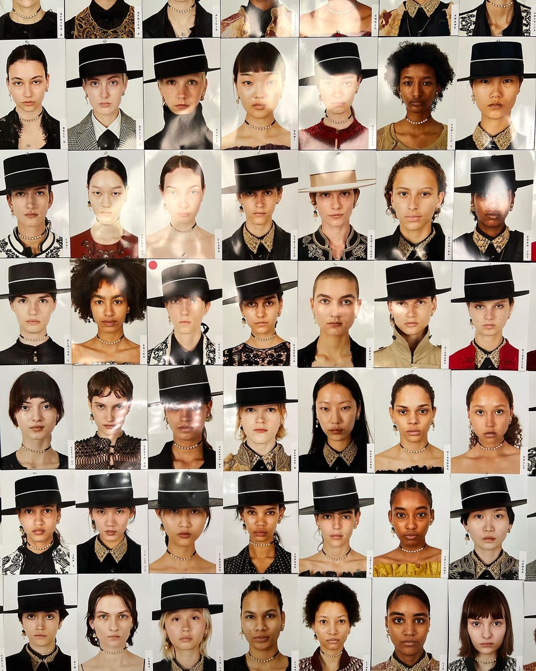 Backstage de las modelos de Dior con sombrero de Fern&aacute;ndez y Roche