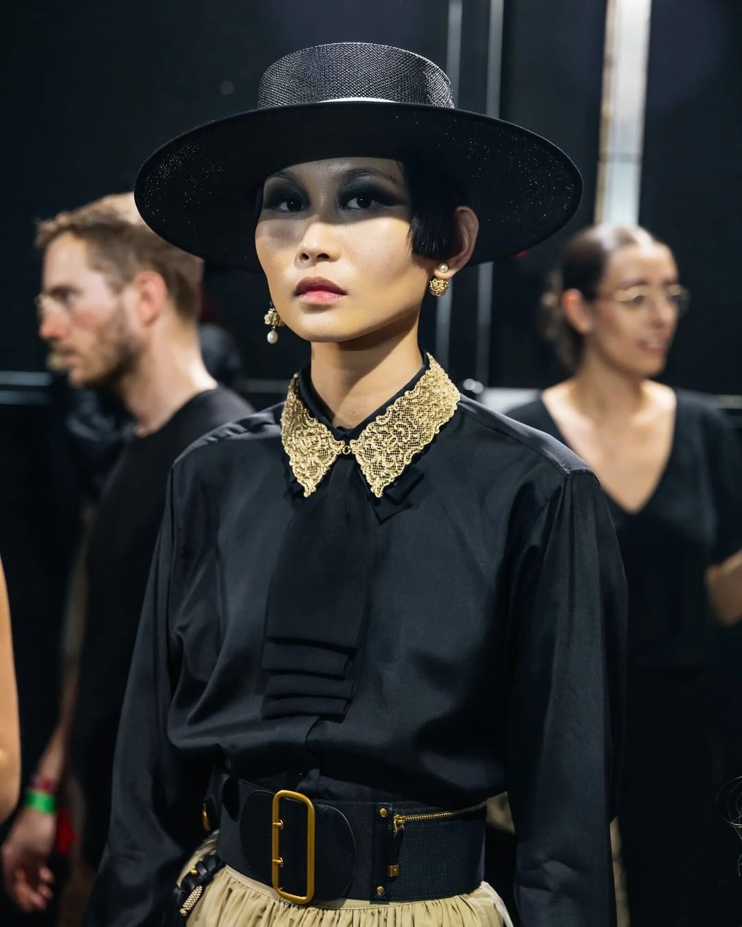 Modelo de Dior con sombrero de Fern&aacute;ndez y Roche