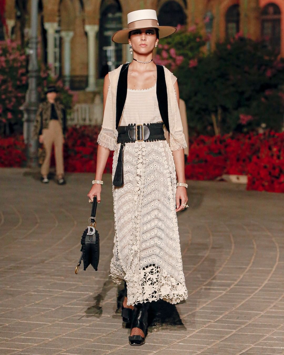 Modelo de Dior con sombrero de Fern&aacute;ndez y Roche