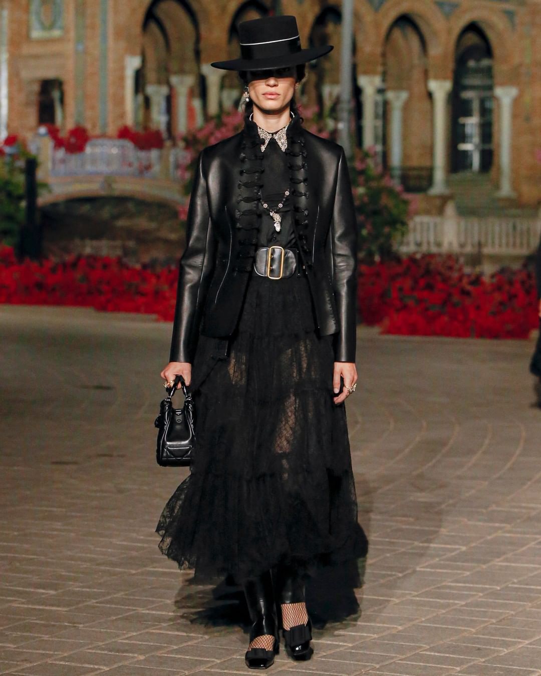 Modelo de Dior con sombrero de Fern&aacute;ndez y Roche