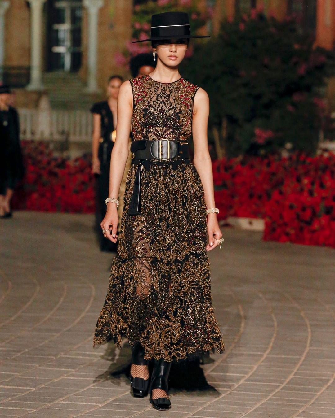 Modelo de Dior con sombrero de Fern&aacute;ndez y Roche