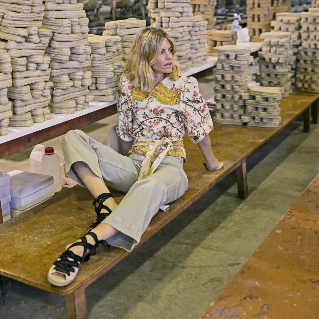 Patricia Sa&ntilde;&eacute;s con alpargatas de Casta&ntilde;er