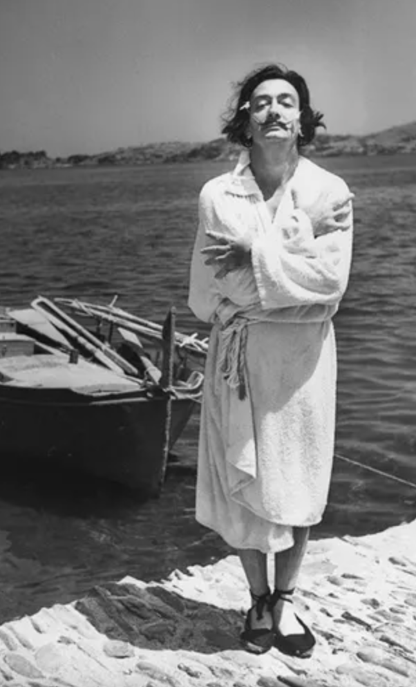 Salvador Dal&iacute; con alpargatas de Casta&ntilde;er