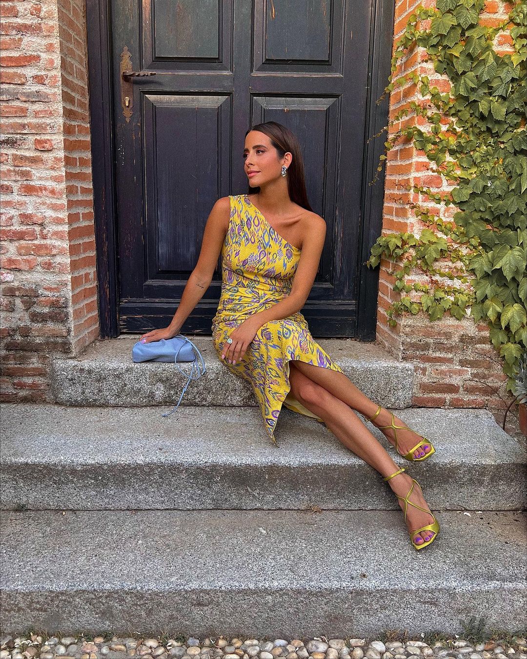 Mar&iacute;a Fern&aacute;ndez-Rub&iacute;es con sandalias amarillas