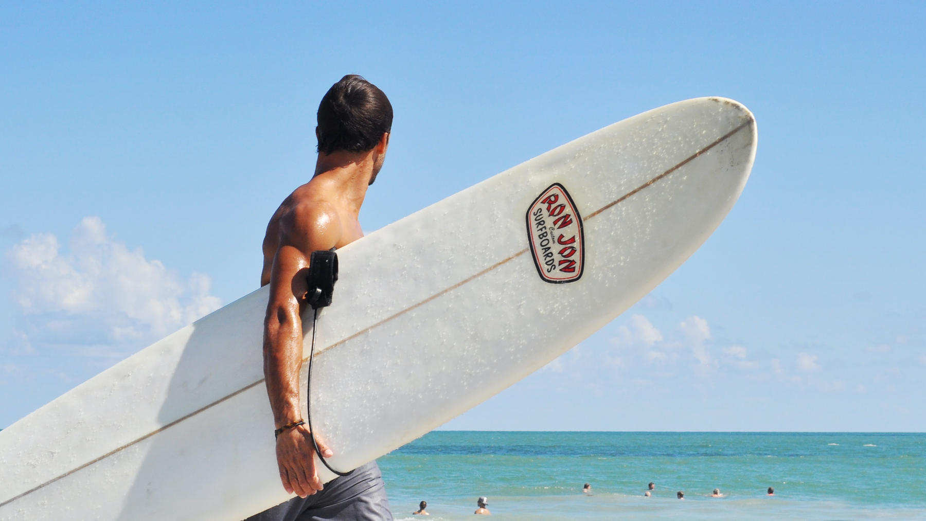 Surfero en el agua