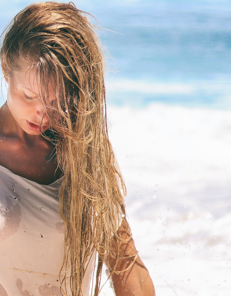 Chica con pelazo en la playa
