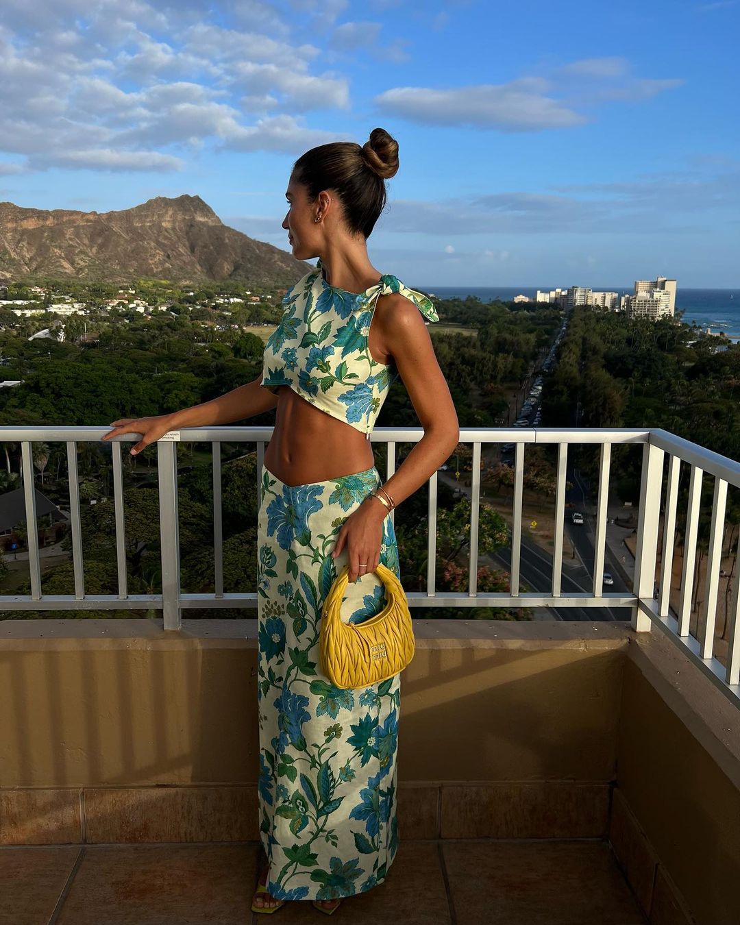 Belén Hostalet y bolso de mano de Miu Miu